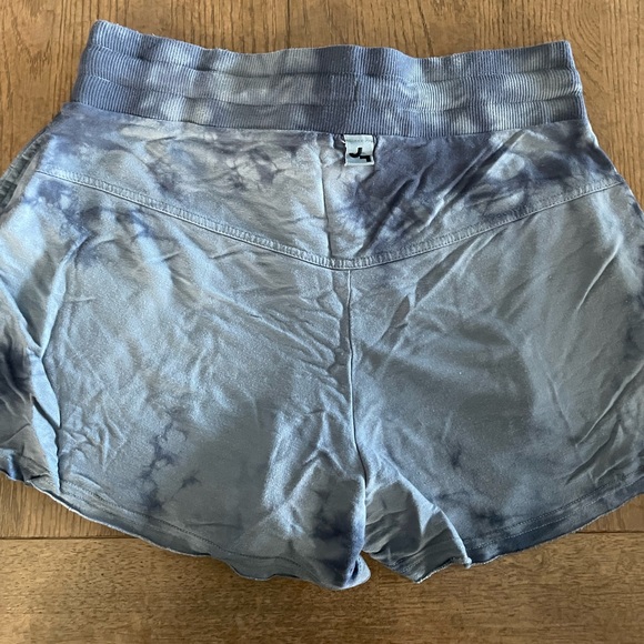 Blue flowy shorts size medium - Picture 2 of 3